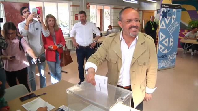 Fernández desea una "altísima participación" y pide que los catalanes voten "con alegría"