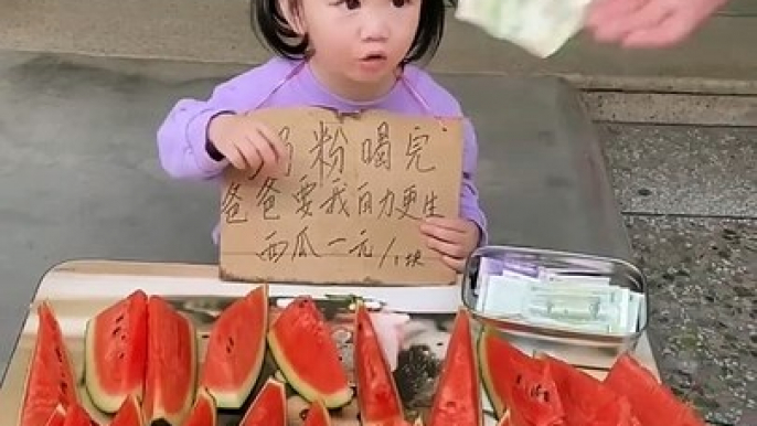 奶粉喝完，被迫營業，賣個西瓜 #baby #funny #萌娃#shorts