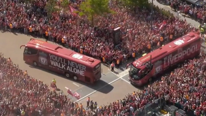 Liverpool fans welcome Jurgen Klopp and team coach to Anfield for final time