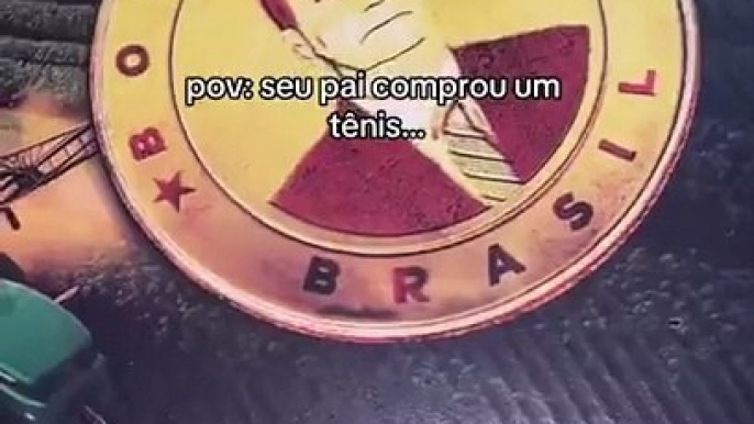 Recusa sair com o pai após ele comprar ténis de Bolsonaro