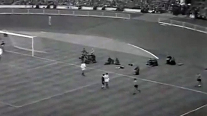 1968 FA Cup Final - West Bromwich Albion vs Everton (2nd half)