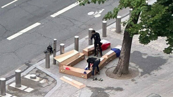 Cercueils devant tour Eiffel : l'un des suspects lié à l’affaire « des mains rouges »