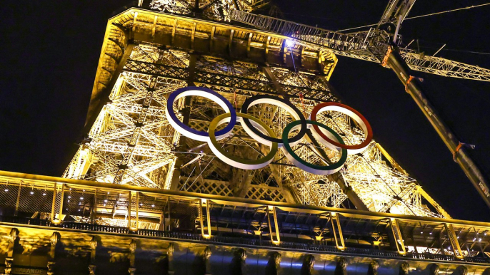 « C'est fantastique »: la tour Eiffel revêt ses anneaux olympiques sous les yeux ébahis des passants