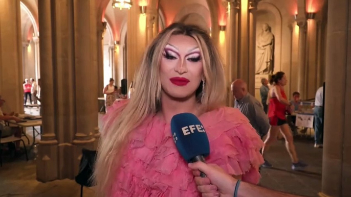 La drag queen Pitita preside una mesa electoral en Barcelona vestida para actuar tras el recuento