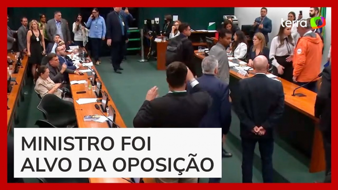 Paulo Pimenta deixa comissão sob gritos de 'fujão' de deputados bolsonaristas na Câmara