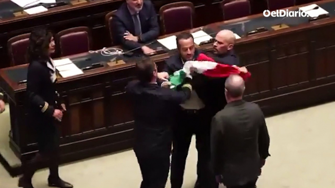 Un diputado de la Liga de Salvini golpea a puñetazos a otro del M5S en el Parlamento de Italia