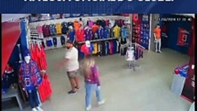 CÂMERA FLAGRA HOMEM FURTANDO CAMISAS DO PARANÁ NA LOJA OFICIAL DO CLUBE