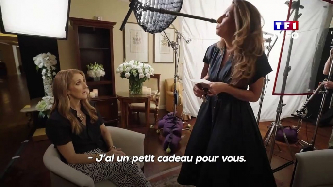 La journaliste Anne-Claire Coudray offre un cadeau à la chanteuse Céline Dion, invitée du 20h de TF1 dimanche, avant son interview - Regardez