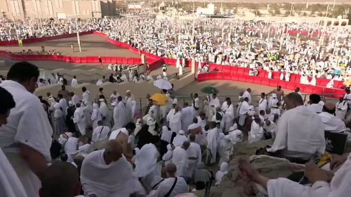 Bajo el calor, una marea de fieles prosigue la peregrinación del hach en el monte Arafat