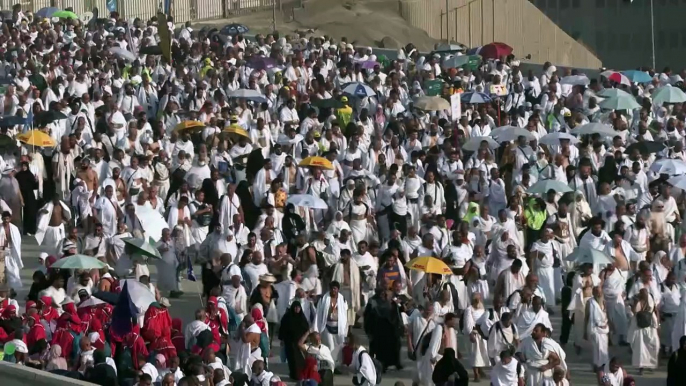 Fieles musulmanes realizan el último gran ritual del peregrinaje del hach en Arabia Saudita