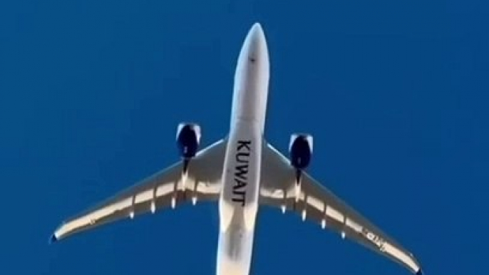 Incredible sight! A ** Three planes perfectly aligned while flying. Kuwait Airlines and Emirates Airlines in a mesmerizing mid-air dance, all captured by another international flight below. Aviation magic at its finest!