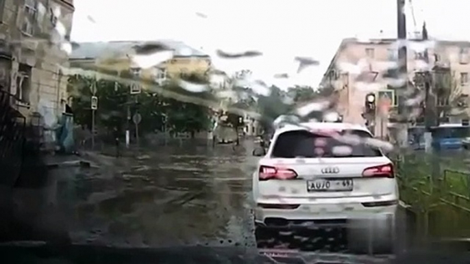 Conduire à travers une grosse flaque de boue... risqué