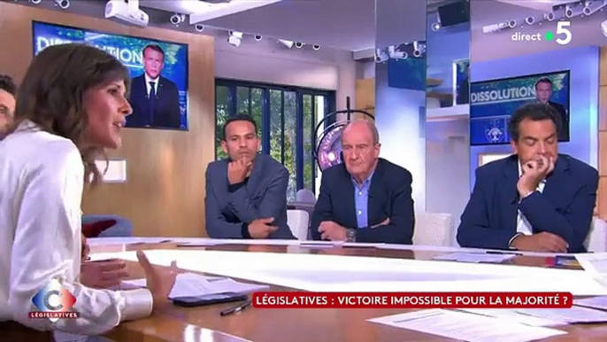 La journaliste Mathilde Siraud explique sur France 5 que, depuis l’annonce de la dissolution, Emmanuel Macron a reçu "des messages très durs": "Les élus de son camp, ses proches sont écœurés et ils lui font savoir" - Regardez