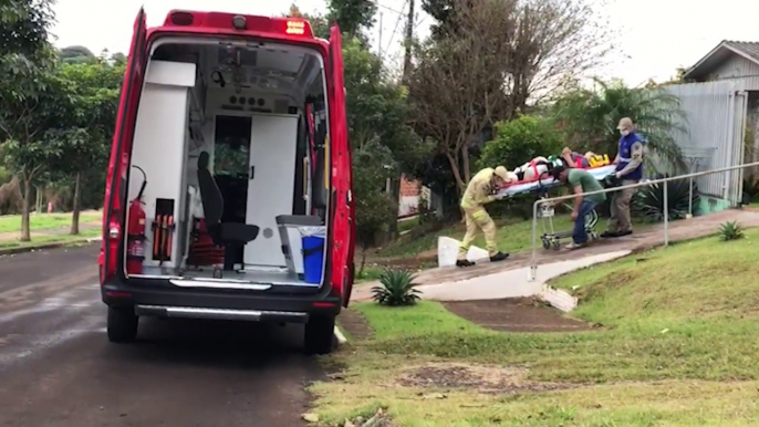 Idosa de 73 anos cai no piso molhado e tem suspeita de fratura no colo do fêmur