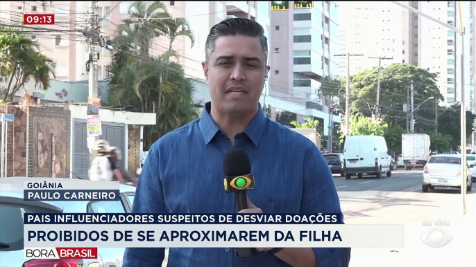 Influenciadores são proibidos de se aproximar da filha com paralisia