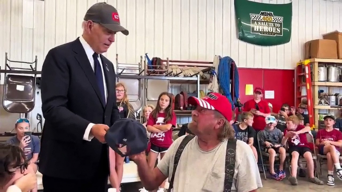 Etats-Unis: Regardez les images du président américain Joe Biden qui pose avec une casquette rouge "Trump 2024" en pleine campagne présidentielle - VIDEO