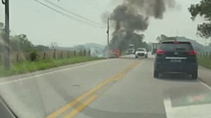 Carro pega fogo na Jorge Lacerda