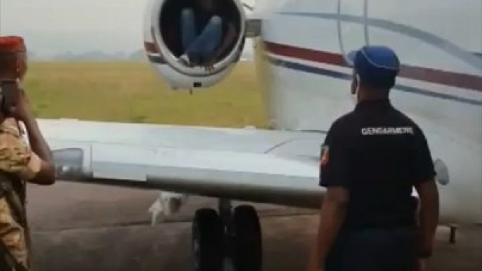 Que dire à ce gosse dont le rêve d’aller en France  semble ainsi être brisé ?!? Sait-il au moins à quel point sa vie était en danger au fond de ce moteur d’avion ?! La connaissance est une arme redoutable