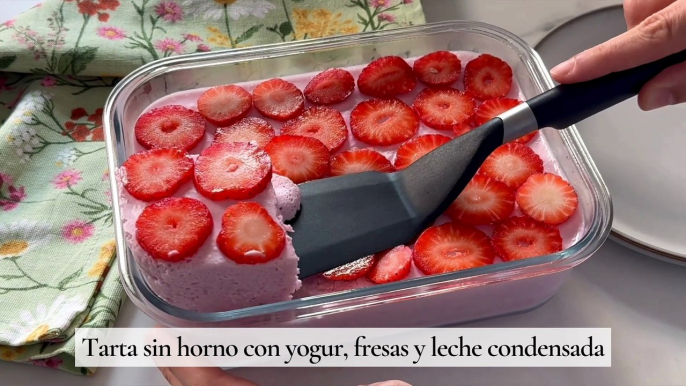 Tarta sin horno con yogur, fresas y leche condensada