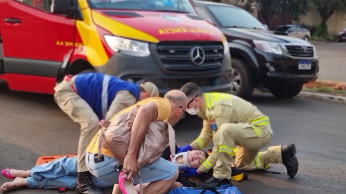 Motociclista fica ferida ao sofrer queda de moto no Bairro Maria Luiza