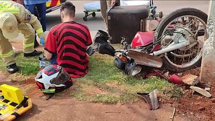 Homem fica ferido após bater moto contra poste na Rua Gandhi