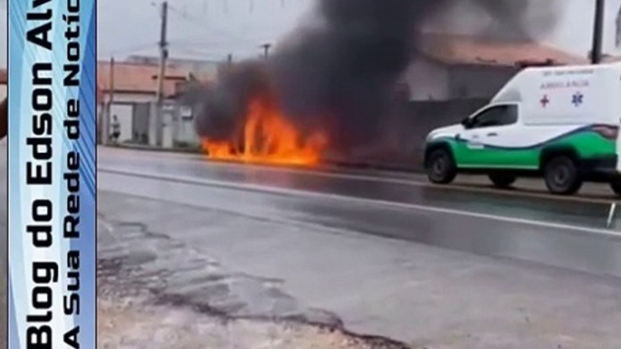 Ambulância pela fogo na AL-110 em Penedo/AL