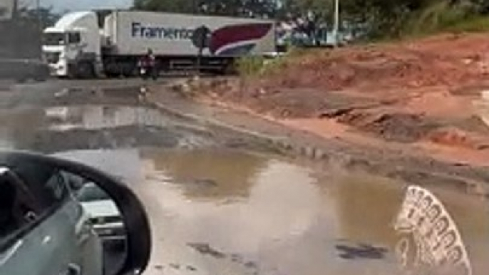 Morador de Valéria denuncia acesso cheio de buracos ao bairro de Salvador