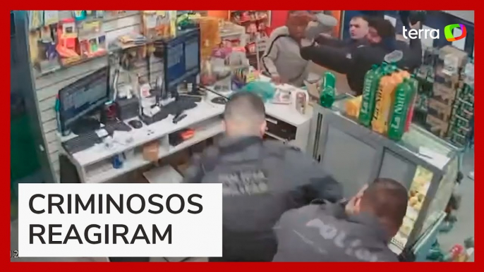 Criminosos reagem à prisão, partem para cima de policiais e são espancados em SP