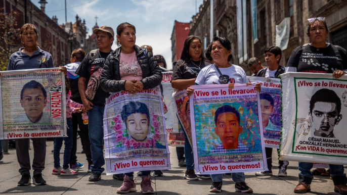 AMLO se reúne con padres de los normalistas de Ayotzinapa