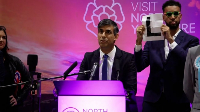 YouTuber Niko Omilana mocks Rishi Sunak with ‘L’ sign as former prime minister secures Northallerton seat