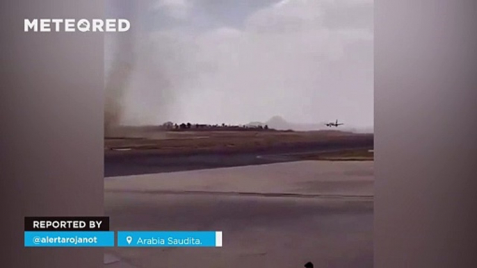 A tornado prevents a plane from landing in Saudi Arabia