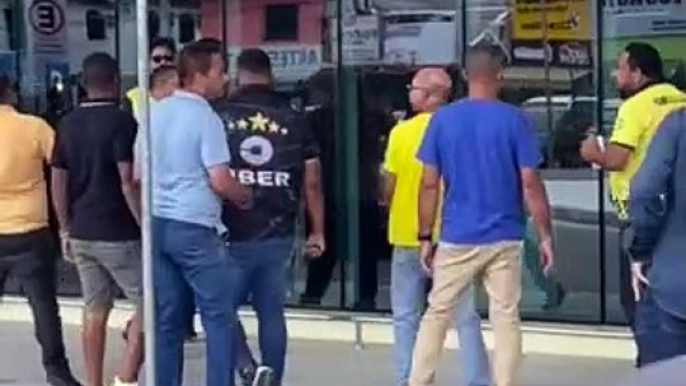 Motoristas clandestinos e taxistas brigam por passageiros no aeroporto de Ilhéus