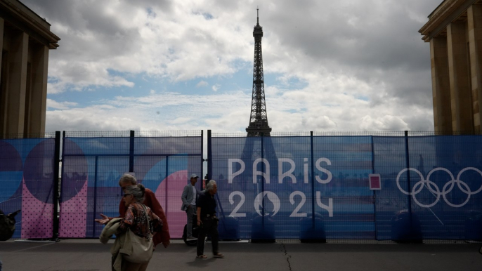 «Je suis déçu» : la tour Eiffel cachée par des barrières au Trocadéro