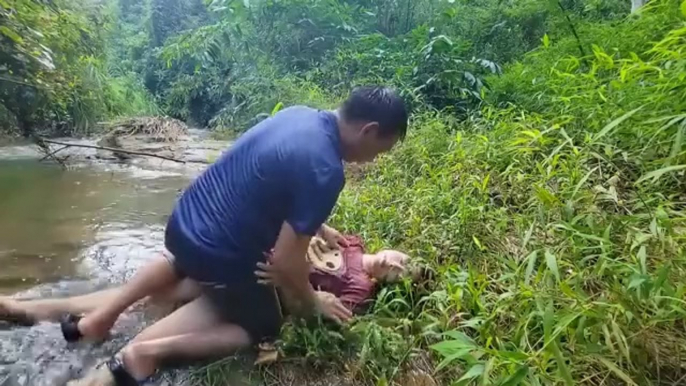 Surviving in the forest, a young girl was in trouble and was saved by a guy