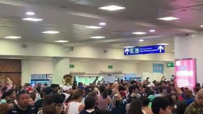 Pasajeros cantan en el aeropuerto por retrasos de vuelos tras caída de Microsoft