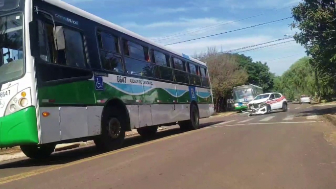 Ônibus de transporte coletivo e Kwid se envolvem em acidente no Cascavel Velho