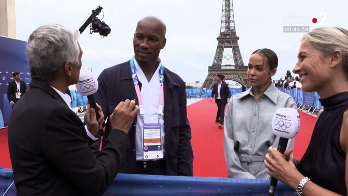 Didier Drogba est resté très calme face à une guêpe lors de son interviewAnne-Sophie Lapix, Didier Drogba et Nagui