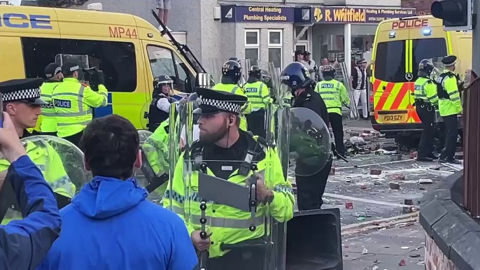 Attaque au couteau au Royaume-Uni: De violents affrontements ont opposé hier soir des policiers et des manifestants à Southport - VIDEO