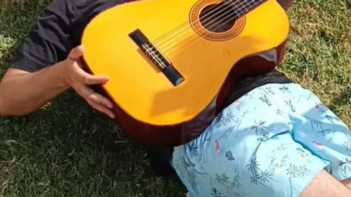 Remplir une guitare avec de l'eau : ça fait quoi ?