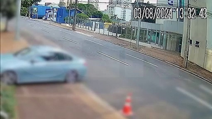 Motorista realiza manobra de tirar o fôlego após perder o controle na rua Minas Gerais, em Cascavel