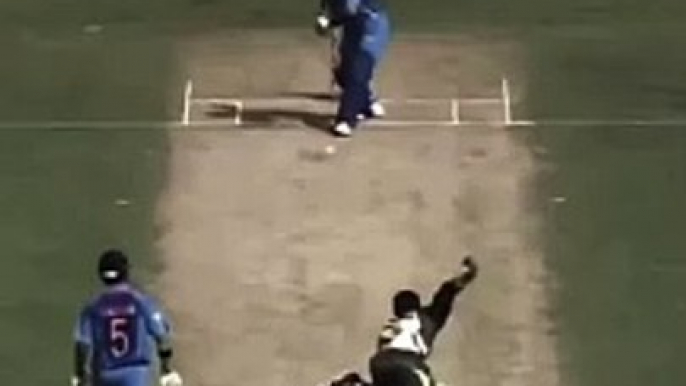 Peak junaid khan bowling to virat kholi 2013