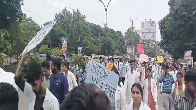 Doctors Strike in CG: कोलकाता रेप—मर्डर केस: AIIMS के डॉक्टर उतरे सड़क पर, बढ़ी मरीजों की परेशानी, देखें वीडियो