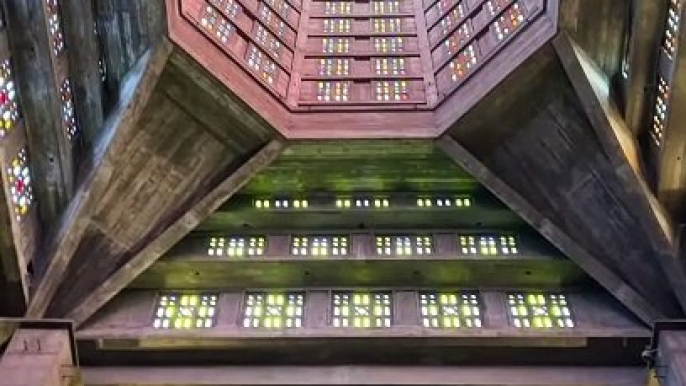 Cet endroit incroyable est l'une des églises les plus insolites de France.  L'église Saint-Joseph, au Havre en Normandie   Cet incroyable bâtiment est une église qui a été construite après guerre par l'architecte Auguste Perret, en béton armé. En effet