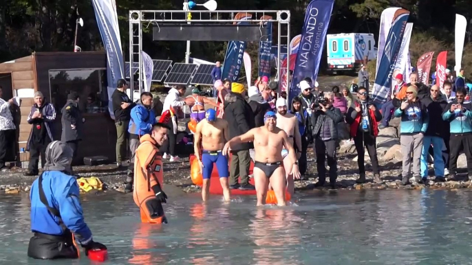 Argentine: une épreuve de natation internationale dans les eaux d'un glacier