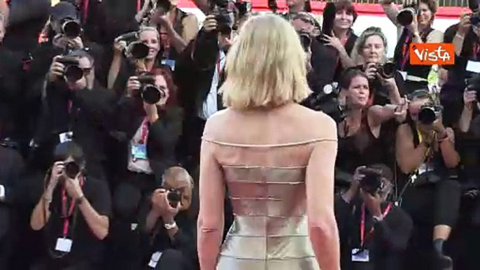 Venezia 81, Cate Blanchett sfila sul red carpet con un lungo abito a sirena color argento