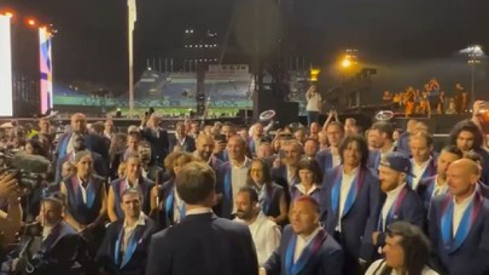 Après une cérémonie d’ouverture de trois heures durant entre les Champs-Élysées et la place de la Concorde, qui a célébré la diversité, l’inclusion, et la « concorde », Macron est venu encourager au bout de la nuit l’équipe de France paralympique