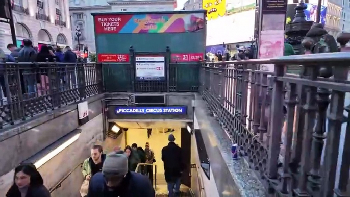 New Yorker Rides the London Tube From Piccadilly Circus to Paddington Station (Bakerloo Line) - Attractions