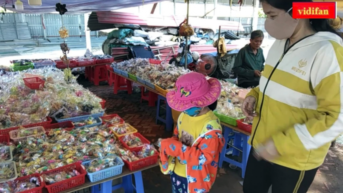 shopping at the festival - compras en el festival - त्योहार पर खरीदारी - التسوق في المهرجان - faire du shopping au festival -お祭りで買い物