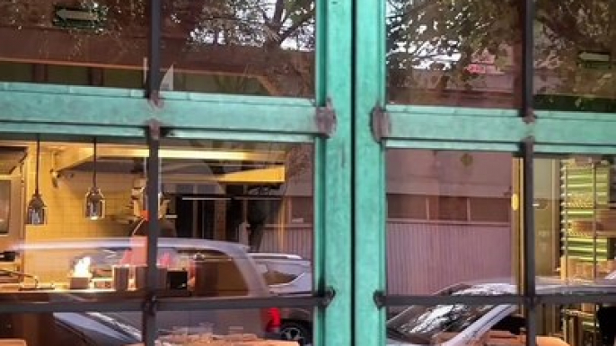 Voraz: gastro cantina escondida en un taller mecánico