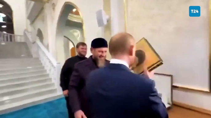 Putin, hediye edilen Kur'an-ı Kerim’i öptü